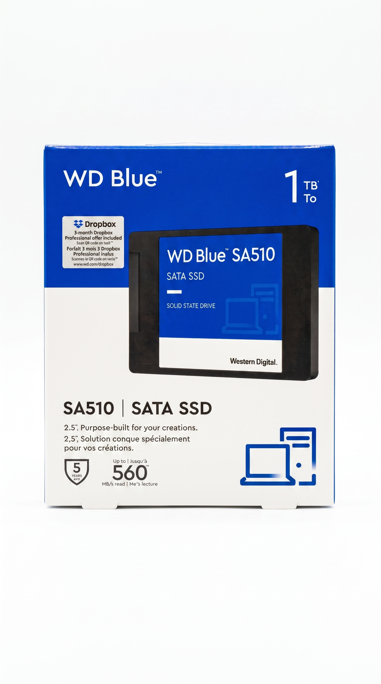 Mesa de trabajo con discos SSD durante el alistamiento de pedidos
